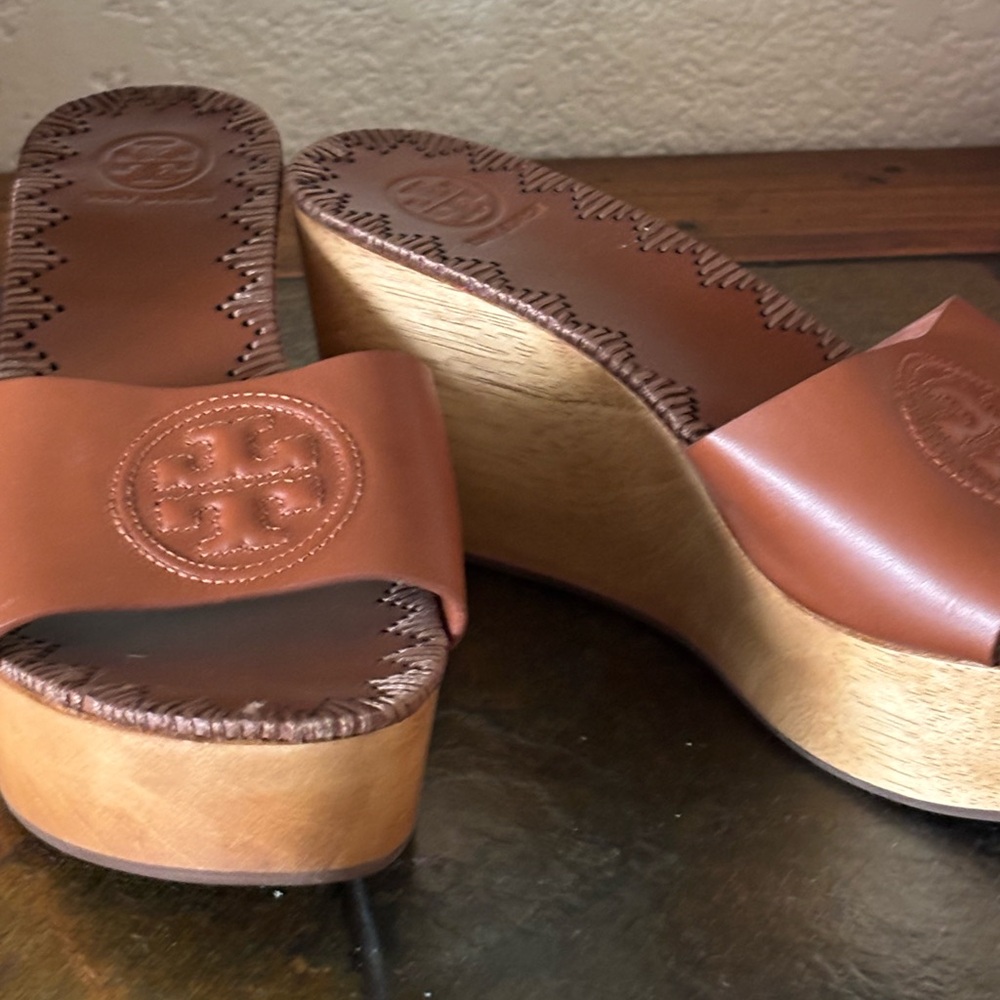 Tory Burch Tan Leather Wedges - Picture 3 of 8